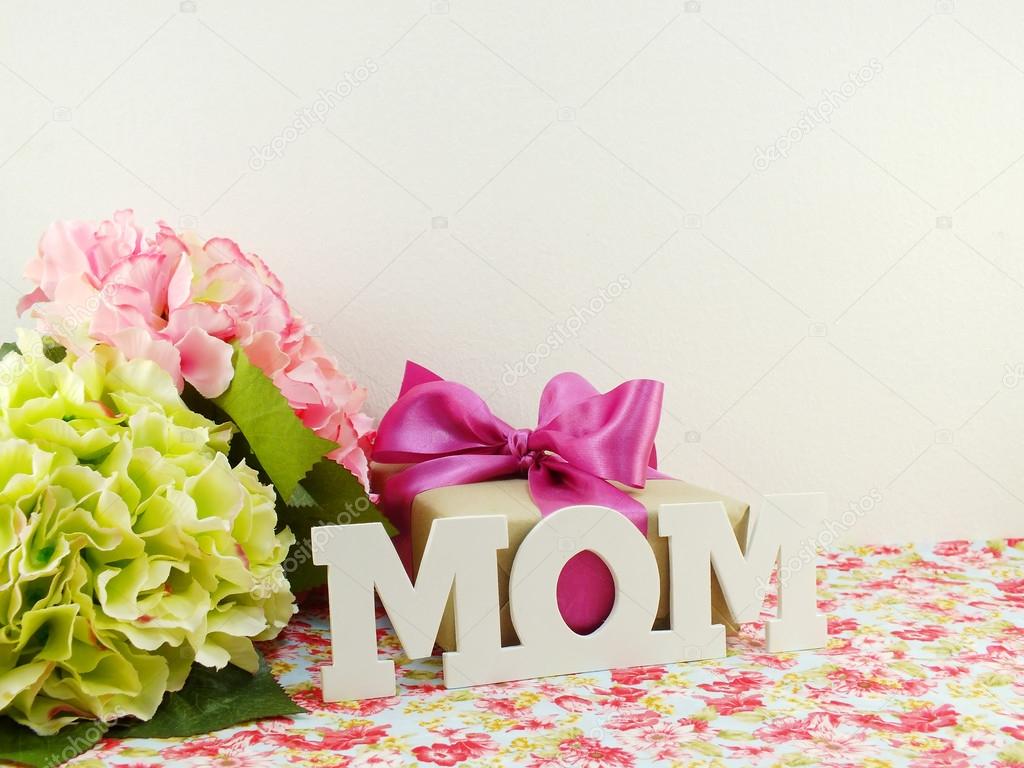 Cadeaux Et Beau Bouquet De Fleurs Pour Maman Pour La Fête