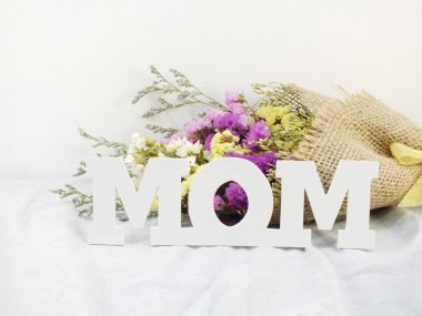 baskılı kumaş şerit yay ile çiçek buketi ve craft kağıt hediye kutusu ile kelime aşk