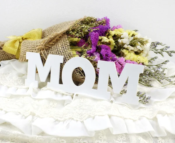 Texte maman et statice bouquet de fleurs avec tissu imprimé concept de fête des mères — Photo