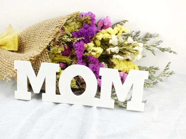 本文印刷された布の母の日の概念とママとスターチス花束 — ストック写真