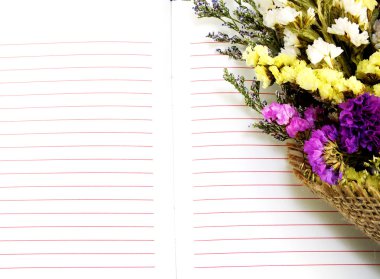 Açık not defteri ve güzel statice çiçek buketi kopyalama yeri olan