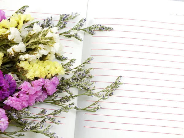 Cuaderno abierto y hermoso ramo de flores de estadísticas con espacio para copiar —  Fotos de Stock