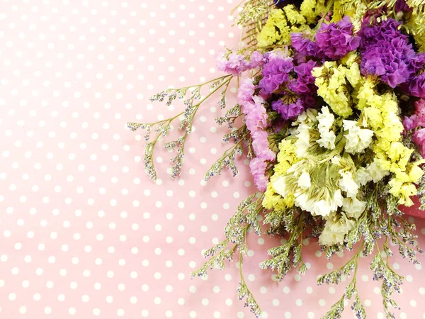 Beau bouquet de fleurs statice avec fond rose — Photo