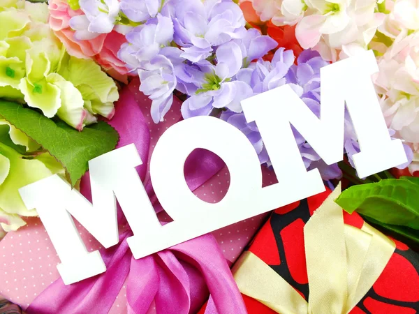 Palabra madre para el día de las madres con regalo y flores ramo —  Fotos de Stock