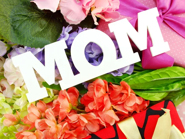 母の日ギフトと花の花束と単語ママ — ストック写真