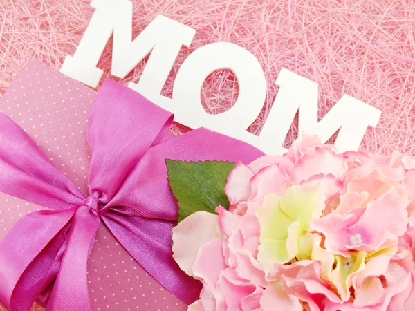 Palavra mãe para o dia das mães com presente e buquê de flores — Fotografia de Stock