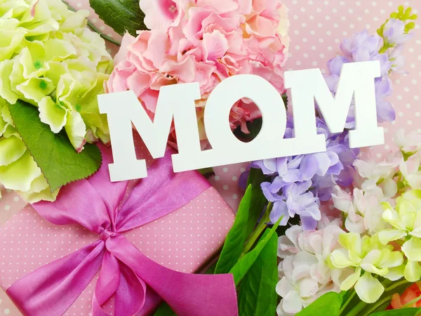 Word mom for mothers day with gift and flowers bouquet — Stock Photo, Image