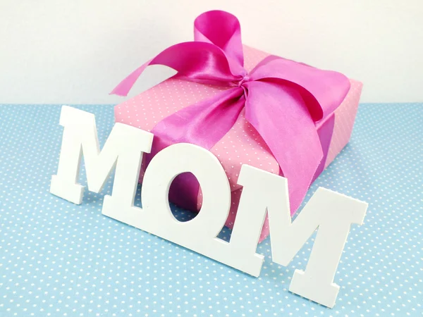 Mot maman pour la fête des mères avec cadeau et bouquet de fleurs — Photo