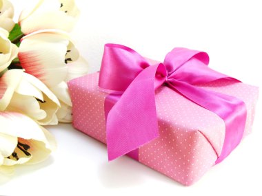 pembe hediye kutusu mevcut pembe polka dot arka plan üzerinde beyaz fiyonklu