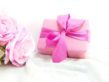 mevcut yapay buket hediye kutusu ve çiçekler