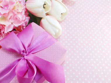 pembe mevcut hediye kutusu ve çiçekler yapay buket