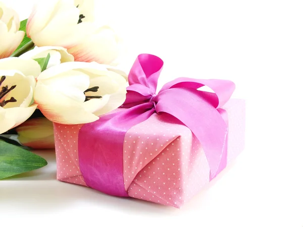 Presentera presentförpackning och blommor konstgjorda bukett — Stockfoto