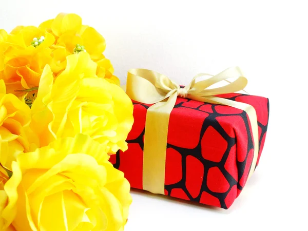 Жовті троянди червоні з жовтим бантом подарункова коробка на білому тлі — стокове фото