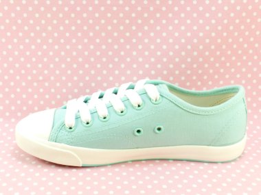 için pembe polka dot arka plan ile Bayan spor ayakkabısı