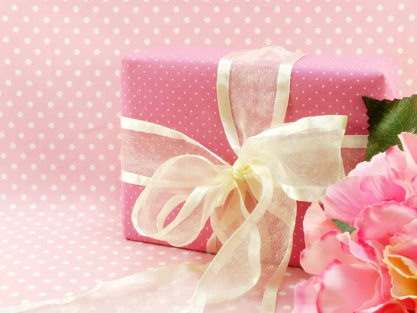 Pink present gift box on pink polka dot background — Stock Photo, Image