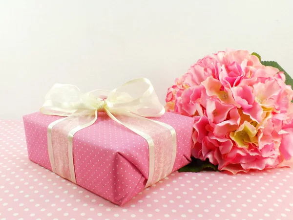 Caixa de presente rosa presente no fundo rosa bolinhas ponto — Fotografia de Stock
