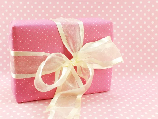 Scatola regalo rosa su sfondo a pois rosa — Foto Stock
