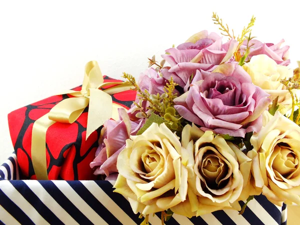 Cadeau boîte et fleurs bouquet artificiel sur fond blanc — Photo