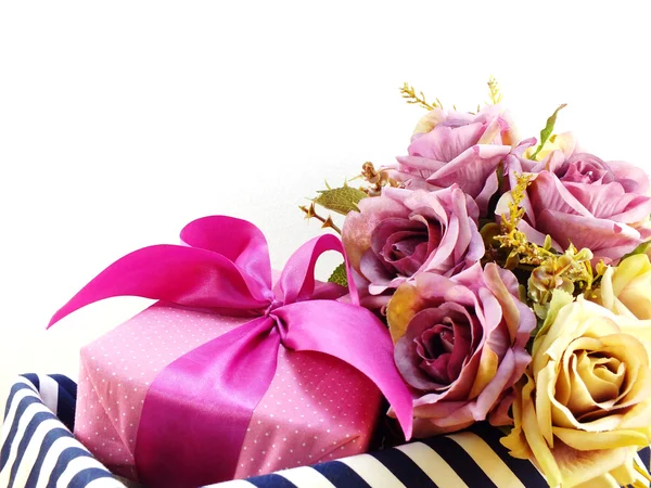 Geschenk-Box und Blumen künstlichen Strauß auf weißem Hintergrund — Stockfoto