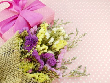 hediye kutusu ve güzel çiçekler buket kopyalama yeri olan