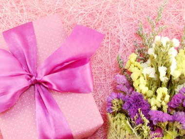 hediye kutusu ve güzel çiçekler buket kopyalama yeri olan