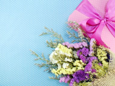 hediye kutusu ve güzel statice çiçek buketi kopyalama yeri olan