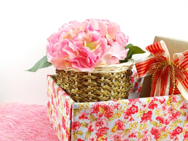Confezione regalo e bellissimo mazzo di fiori con spazio per copia — Foto Stock