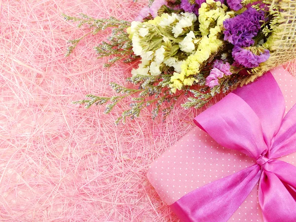Presentförpackning och vackra blommor bukett med plats för kopia — Stockfoto