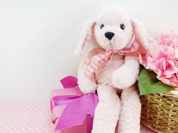 Lindo oso de peluche con regalo y hermosa flor de ramo con espacio de copia — Foto de Stock