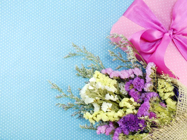 hediye kutusu ve güzel statice çiçek buketi kopyalama yeri olan