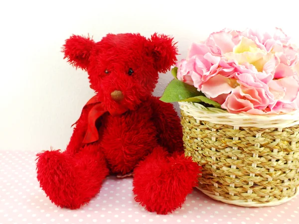 Lindo oso de peluche con regalo y hermosa flor de ramo con espacio de copia — Foto de Stock