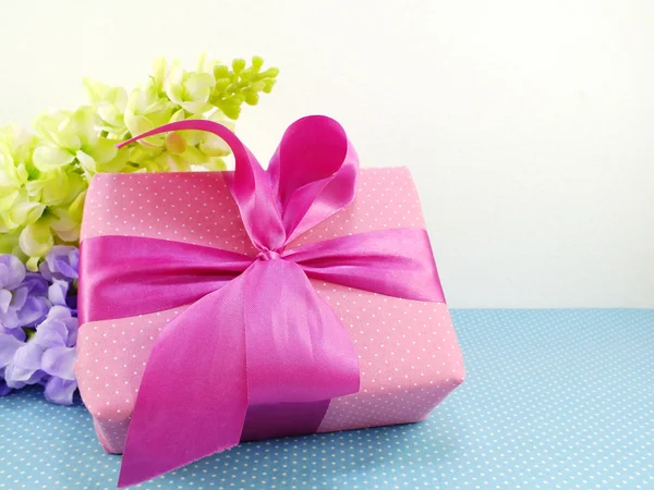 Dárky a krásné kytice pro matky den narozenin nebo jiné holiday — Stock fotografie