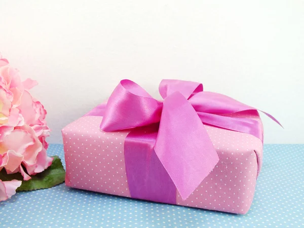 Presentes e belo buquê de flores para o aniversário do dia da mãe ou outras férias — Fotografia de Stock