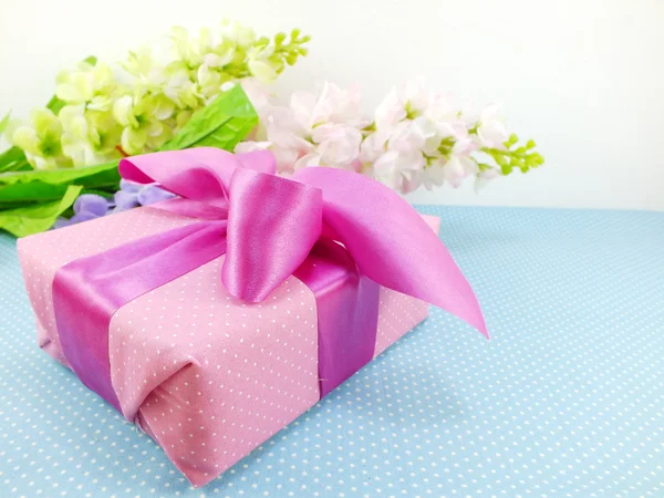 Подарунки і красивий букет квітів на день матері день народження або інше свято — стокове фото