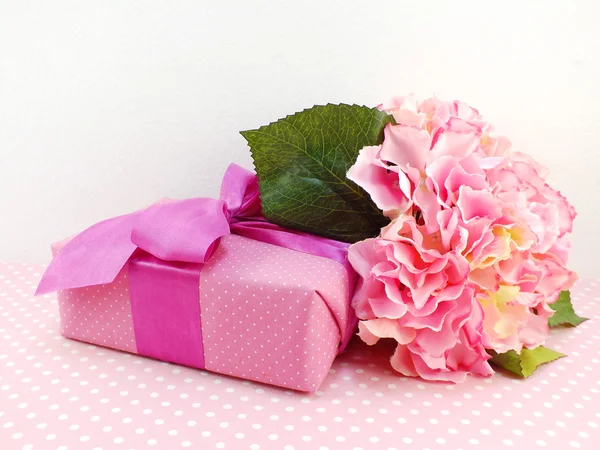 Presentes e belo buquê de flores para o aniversário do dia da mãe ou outras férias — Fotografia de Stock