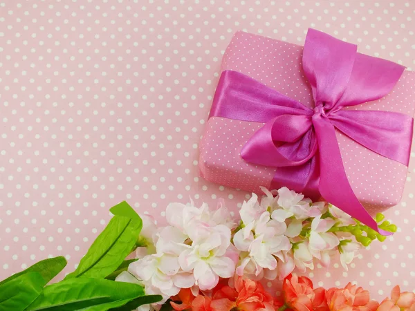 Δώρα και όμορφο μπουκέτο λουλούδια για την μητέρα Ημέρα γενεθλίων ή άλλες διακοπές — Φωτογραφία Αρχείου