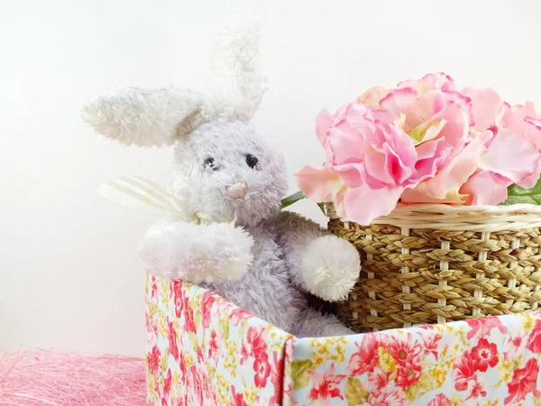 Conejo muñeca y regalo día de Pascua decoración — Foto de Stock