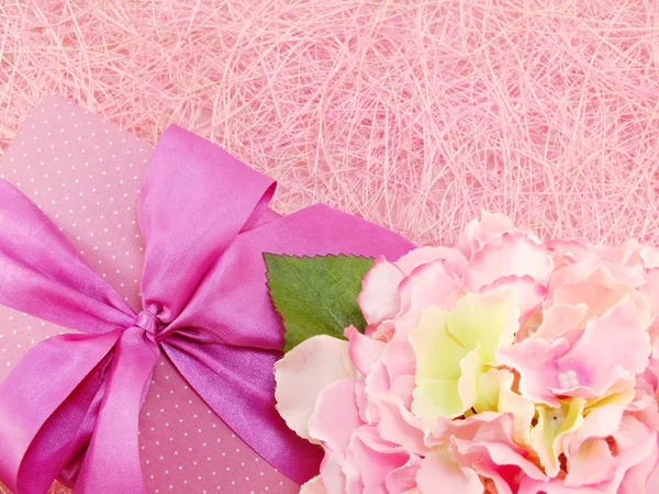 Presentes e belo buquê de flores para o aniversário do dia da mãe ou outras férias — Fotografia de Stock