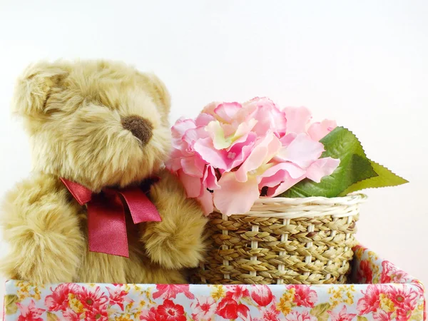 Милий плюшевий ведмедик з подарунком і красивою квіткою з копією простору — стокове фото