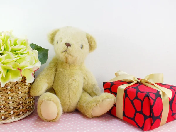 Urso de pelúcia bonito com presente e bela flor de buquê com espaço de cópia — Fotografia de Stock