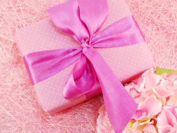 Prezenty i piękny bukiet kwiatów dla matki dzień urodzin lub innych wakacje — Zdjęcie stockowe