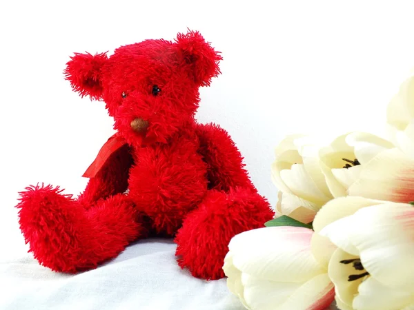 Osito de peluche rojo y ramo de flores con estampado de tela —  Fotos de Stock