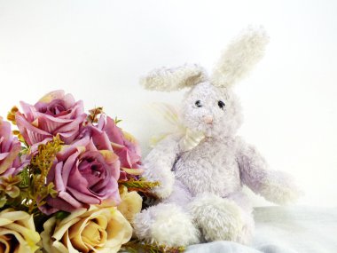 Mutlu Paskalya arka plan aritificials gül ve sevimli tavşan ile