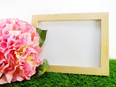 Çiçek ile boş ahşap fotoğraf çerçevesi