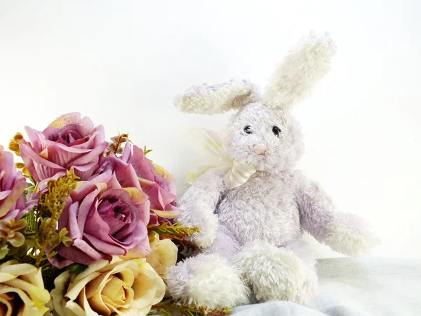 Mutlu Paskalya arka plan aritificials gül ve sevimli tavşan ile