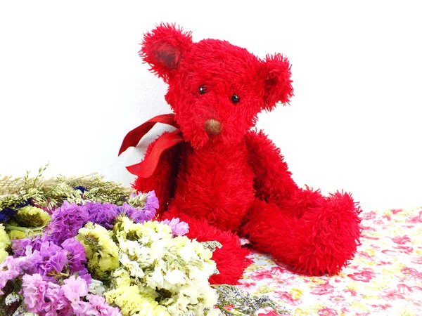 Osito de peluche rojo y ramo de flores con estampado de tela —  Fotos de Stock
