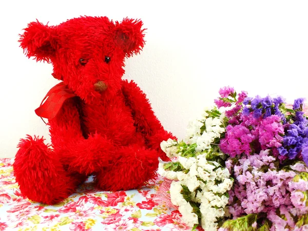 Ursinho de pelúcia vermelho e bouquet de flores de statice com tecido impresso — Fotografia de Stock