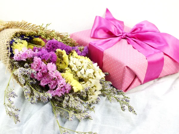 Boîte cadeau cadeau avec arc avec bouquet statice fleurs — Photo