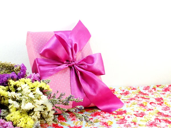 Gift box present with bow with statice bouquet flowers — Stock Photo, Image