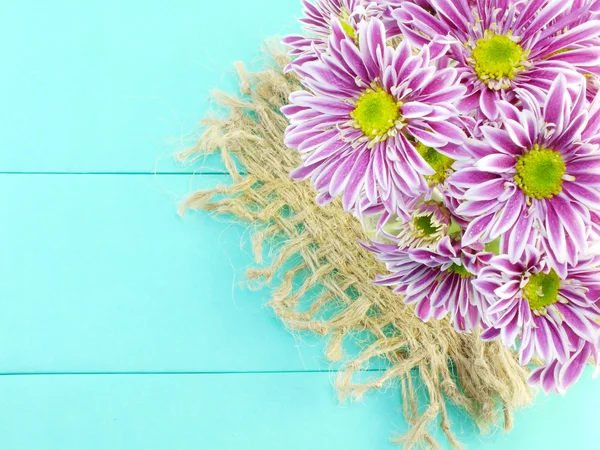 青の背景に美しい菊の花ピンクの花の花束 — ストック写真